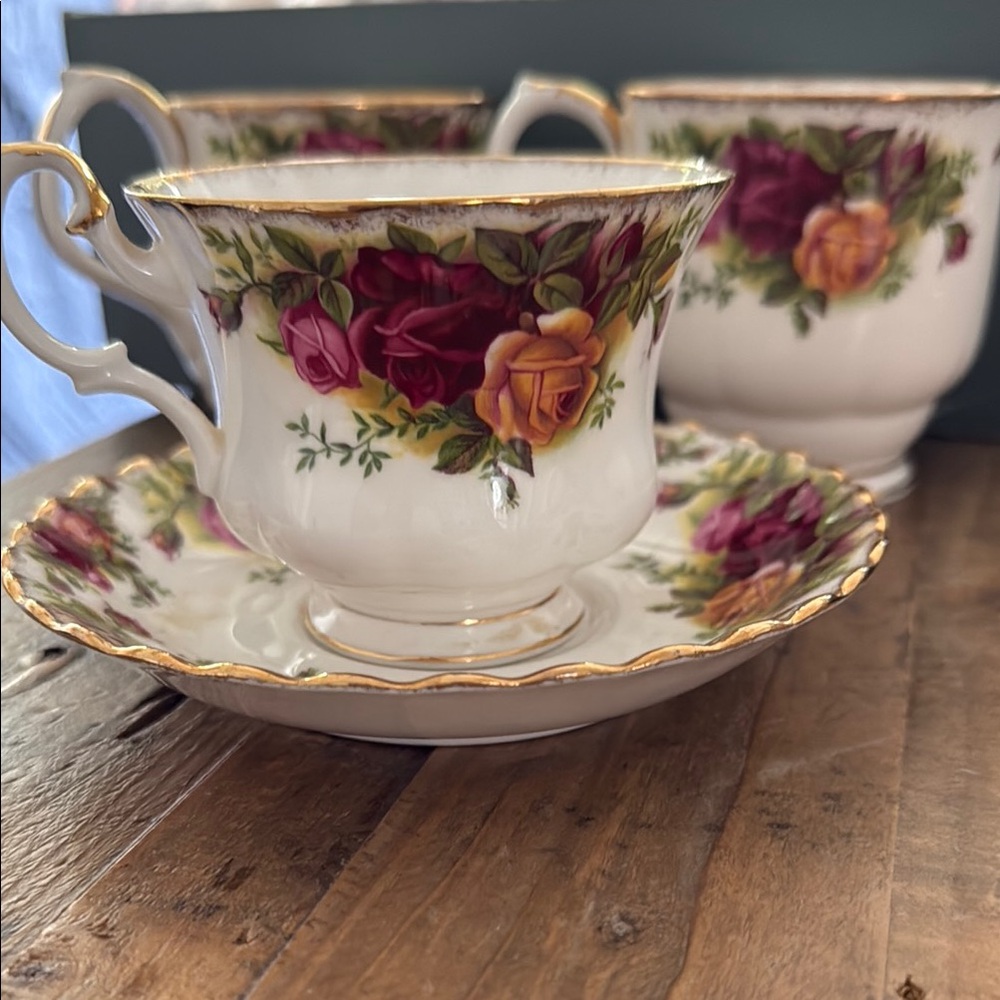 Old Country Roses Royal Albert Bone China Tea Cup & Saucer. England